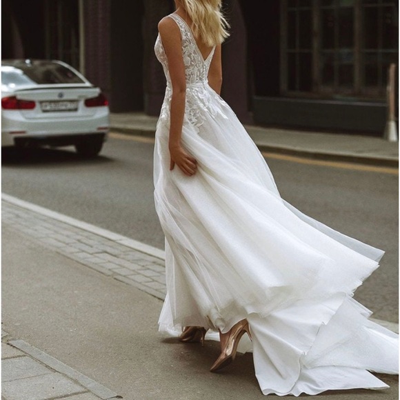 Brand new bridal dress. - Picture 1 of 13